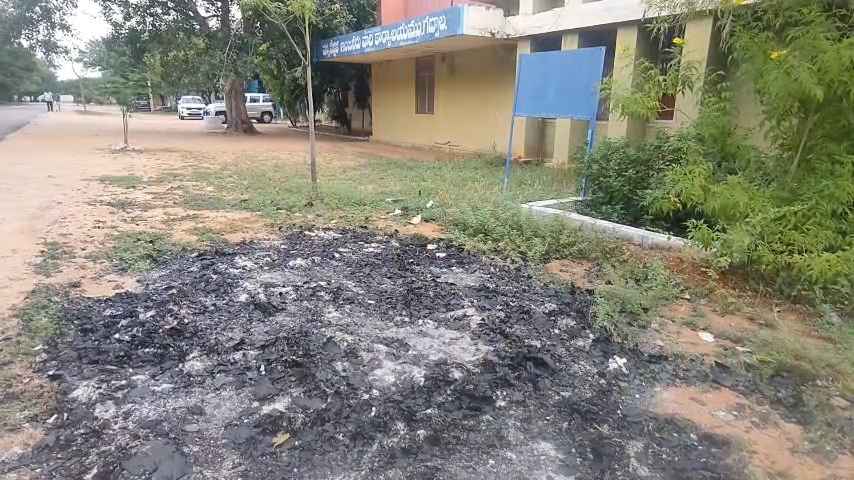ఇరిగేషన్ శాఖలో కలకలం.. జూరాల ప్రాజెక్ట్ ఎస్ఈ కార్యాలయంలో రికార్డుల దగ్ధం