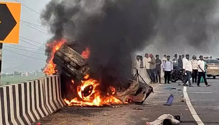 Vijayawada: విజయవాడ బైపాస్‌లో దారుణం.. ఈవీ కారు ప్రమాదంలో నలుగురు సజీవ దహనం!..