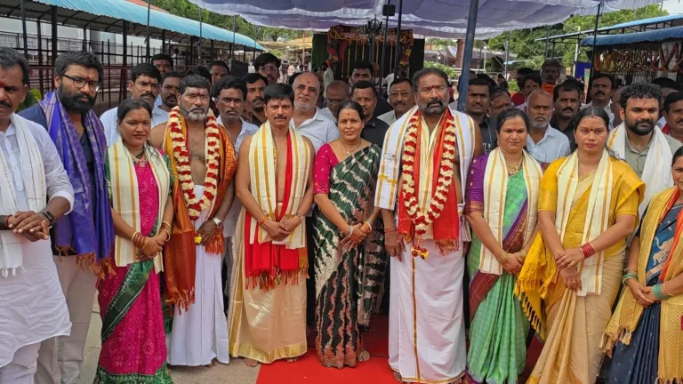 Gadwal: శ్రీ జోగులాంబ అమ్మవారికి పట్టువస్త్రాల సమర్పణ.. తెలంగాణ సుభిక్షం కోసం మంత్రి మొక్కులు!..