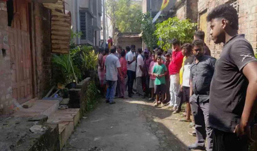 Kolkata: కోల్‌కతాలో దారుణం.. ప్రేమ వ్యవహారంలో తండ్రీకొడుకులను నగ్నంగా ఊరేగించారు!