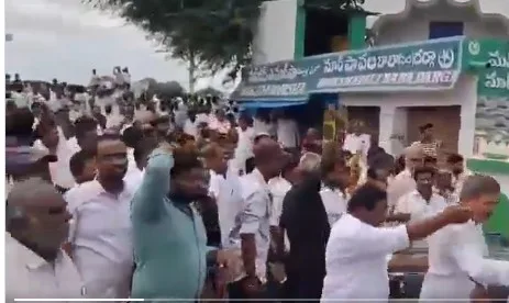 AP : ఏపీ ‘లోకల్’ హీట్..టీడీపీ,  వైసీపీ నేతల బాహాబాహీ