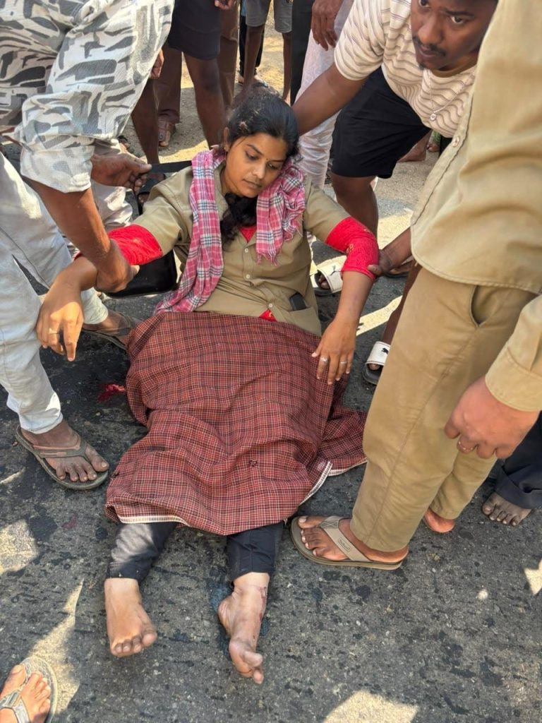 Kothagudem: కదులుతున్న బస్సులోంచి కండక్టర్‌ను తోసేసిన మహిళ ప్రయాణికురాలు.. చివరికి..