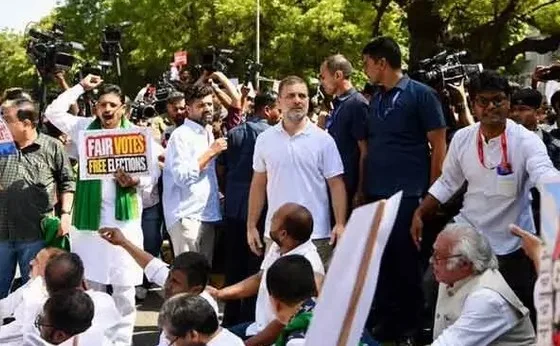 Congress : బారికేడ్ పైకి ఎక్కి నిరసన.. రాహుల్, ప్రియాంకగాంధీ అరెస్టు