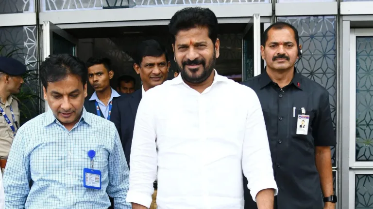 ఢిల్లీ చేరుకున్న సీఎం రేవంత్ రెడ్డి.. రాష్ట్ర మంత్రులు, ఎంపీలతో కలిసి భారీ నిరసన!