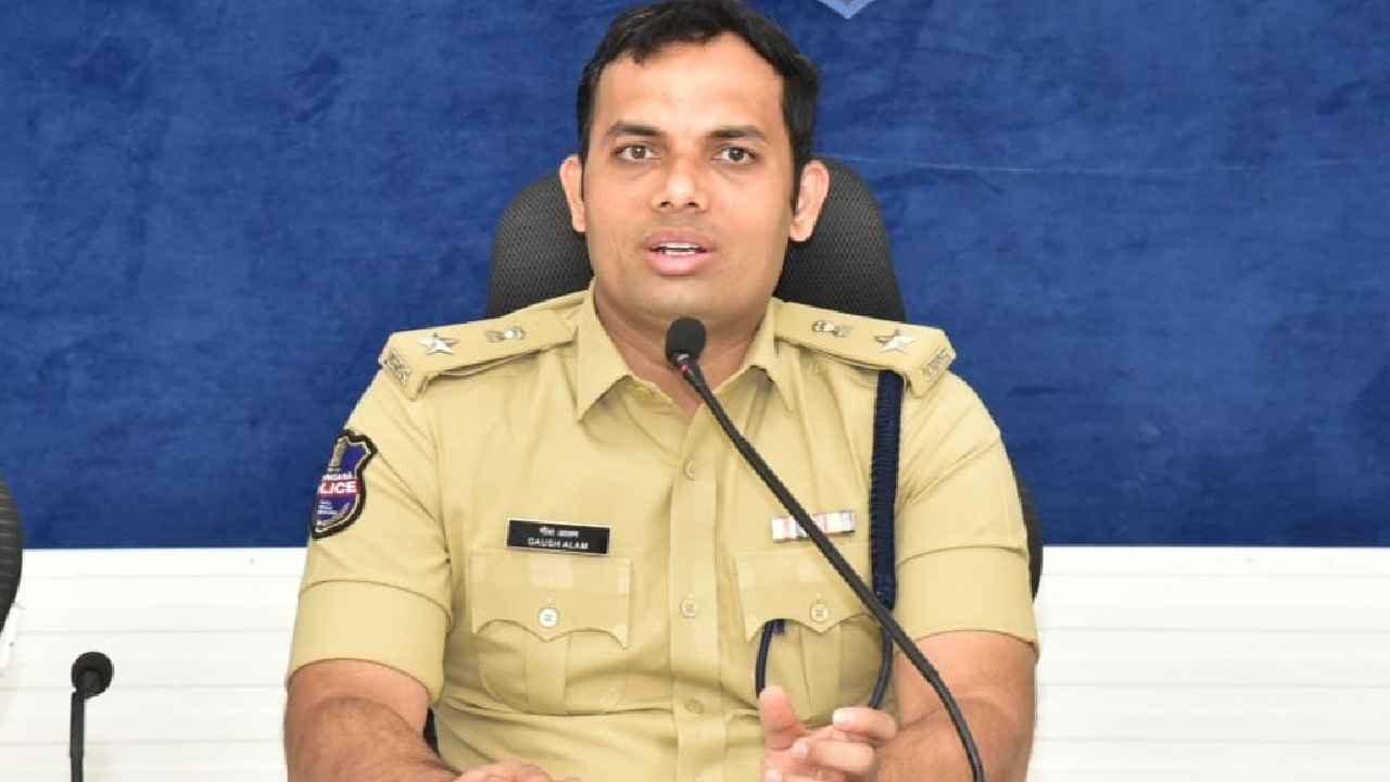 పోలీస్ అమరవీరుల కుటుంబాల సంక్షేమం కోసం కరీంనగర్ సీపీ ప్రత్యేక ప్రార్థనలు