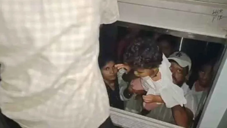 Lift: షాపింగ్ మాల్‌లో షాకింగ్ ఘటన.. లిఫ్ట్‌‌లో ఇరుక్కుపోయిన చిన్నారులు.. గంటపాటు నరకయాతన