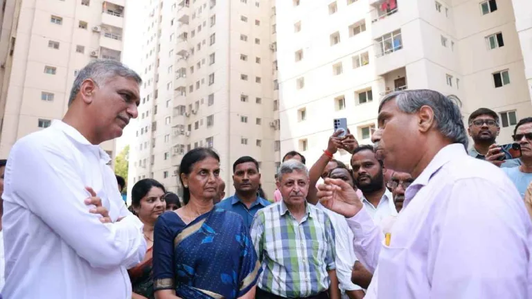 ఒక్క బిల్డర్ సంతోషం కోసం 2వేల ఇళ్లు కూలుస్తారా? సీఎం రేవంత్ పై హరీశ్ రావు ఫైర్