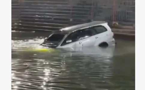 HYD : కొనేరులో మునిగిన ఇన్నోవా క్రిస్టా.. వీడియో వైరల్