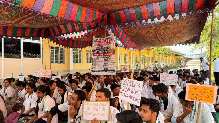 JagtialMedicalCollege: రేకుల షెడ్డులోనే క్లాసులు!