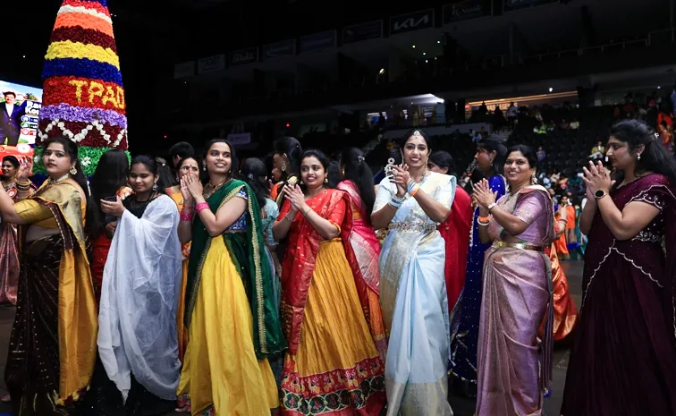 Bathukamma Celebrations: టెక్సాస్‌లో 15 వేల మందితో బతుకమ్మ సంబరాలు!