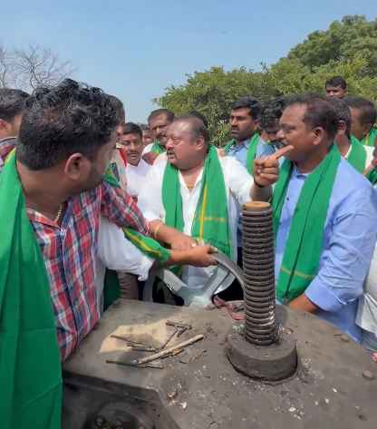 SRSP: సాగునీటి కోసం రైతులతో కలిసి ఎమ్మెల్యే గంగుల కమలాకర్ ఆందోళన