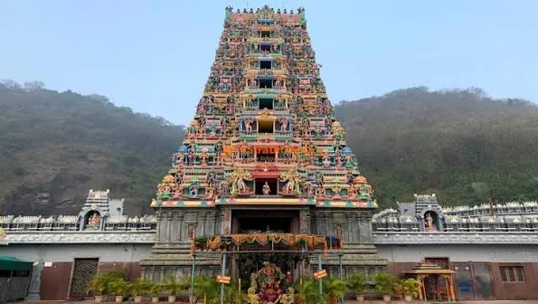 Vijayawada: దుర్గమ్మ సన్నిధిలో మీడియాకు నో ఎంట్రీ.. జర్నలిజం అంటే అంత చులకనా?
