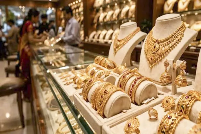 GoldPricetoday: పండుగల వేళ గుడ్ న్యూస్.. తగ్గిన బంగారం, వెండి ధరలు!