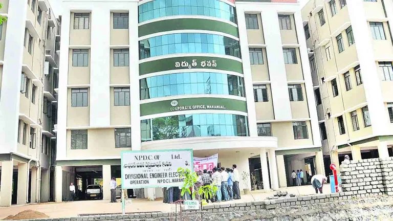 TSNPDCL: దేశంలోనే ఫస్ట్ టైమ్.. విద్యుత్ సేవల్లో ఎన్పీడీసీఎల్ సంచలనం!
