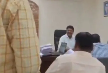 'పురుగుల మందు తాగలేదా?' అన్న వివాదంలో ట్విస్ట్.. ఎమ్మార్వోకు మద్దతుగా రైతు!