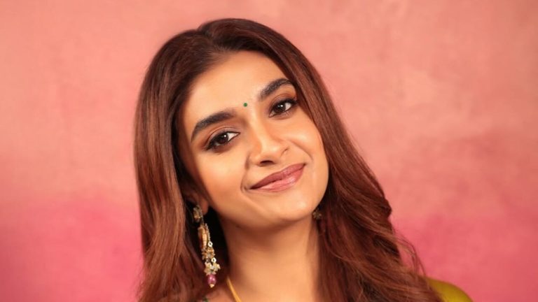 అభిమానం పేరుతో టార్చర్.. ఫ్లైట్ లో కీర్తి సురేష్ కు చేదు అనుభవం....