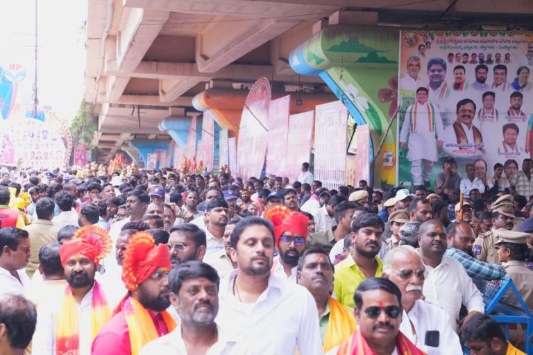 గోల్కొండ బోనాల జాతర ప్రారంభం.. పట్టు వస్త్రాలు సమర్పించిన మంత్రులు