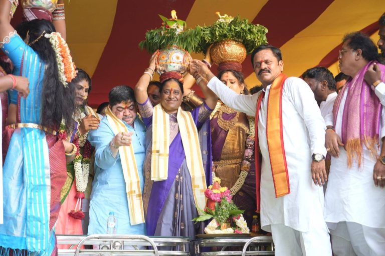 గోల్కొండ బోనాల జాతర ప్రారంభం.. పట్టు వస్త్రాలు సమర్పించిన మంత్రులు