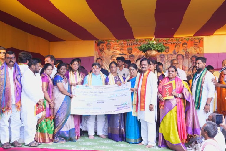 గోల్కొండ బోనాల జాతర ప్రారంభం.. పట్టు వస్త్రాలు సమర్పించిన మంత్రులు