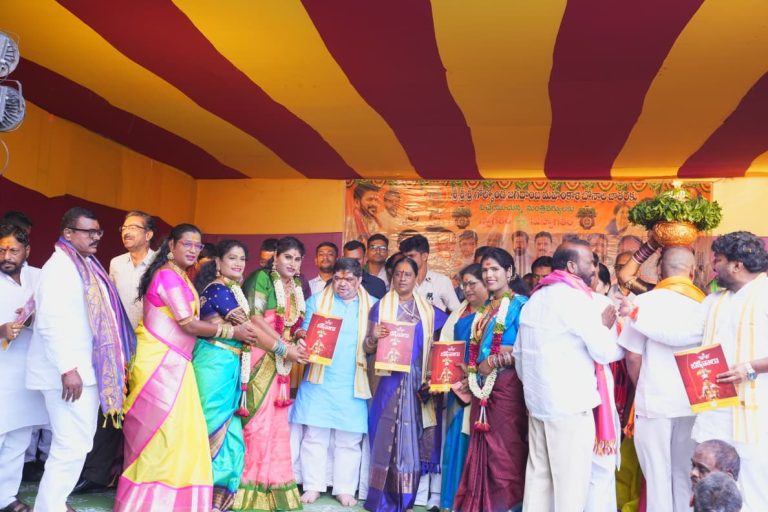 గోల్కొండ బోనాల జాతర ప్రారంభం.. పట్టు వస్త్రాలు సమర్పించిన మంత్రులు