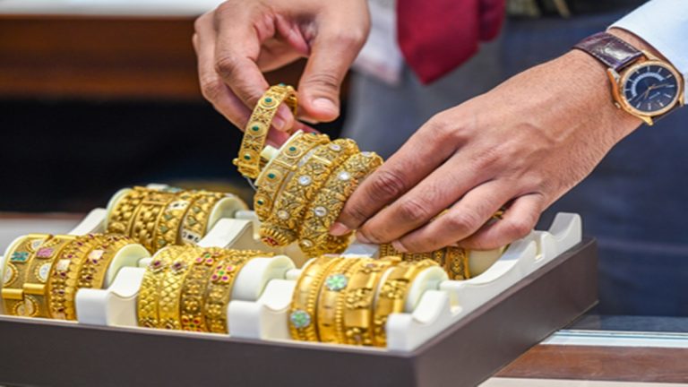 Gold price today: పసిడి ప్రియులకు ఊరట.. తెలుగు రాష్ట్రాల్లో నేటి రేట్లు ఇవే!