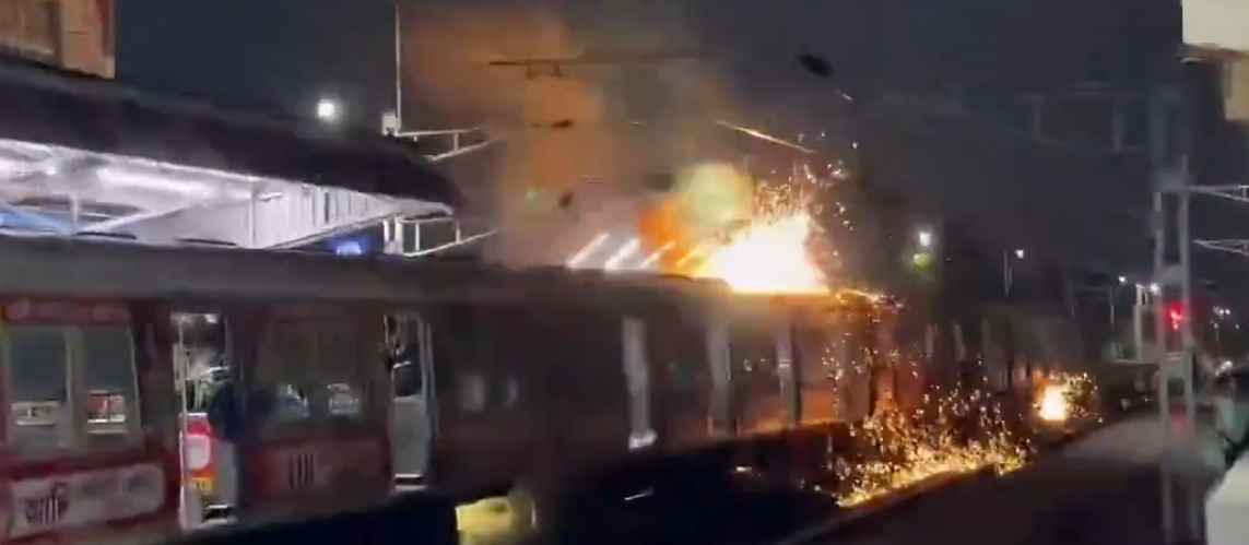 Kolkata Train Fire: బాబోయ్.. రైల్వే‌స్టేషన్‌లో మంటలు.. భయంతో ప్రయాణికుల పరుగులు