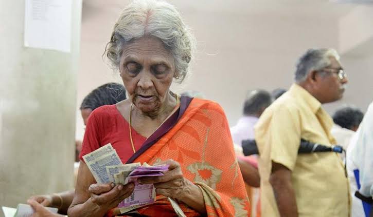 Pensions : సర్కారు సంచలన నిర్ణయం.. లక్ష మందికి పెన్షన్స్ కట్!