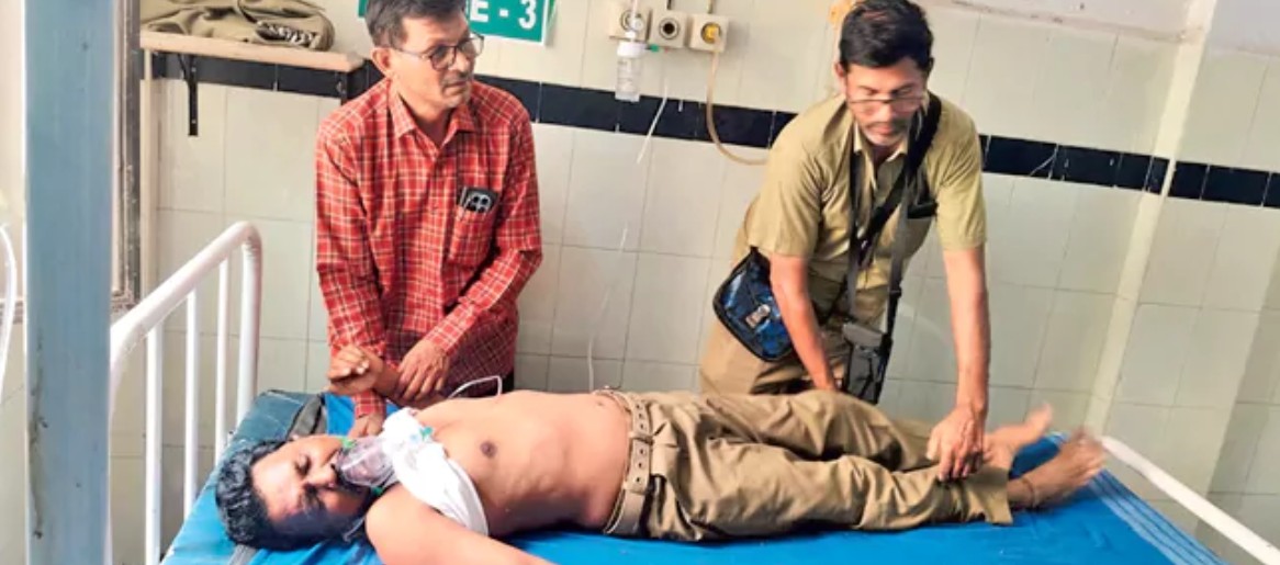 డ్రైవర్‌కు గుండెపోటు.. సమయస్ఫూర్తితో ప్రాణం నిలిపిన కండక్టర్