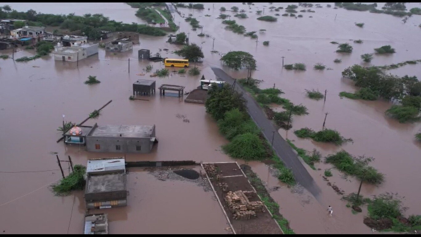 Gujarat: గుజరాత్‌లో వరదల బీభత్సం.. అస్తవ్యస్తంగా మారిన జనజీవనం!..