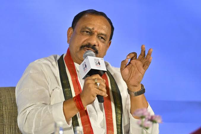 PCC Chief: మీ కుటుంబానికే కొలువులు.. నిరుద్యోగ యువతకు ఒరిగింది ఏమిటి కేటీఆర్?..