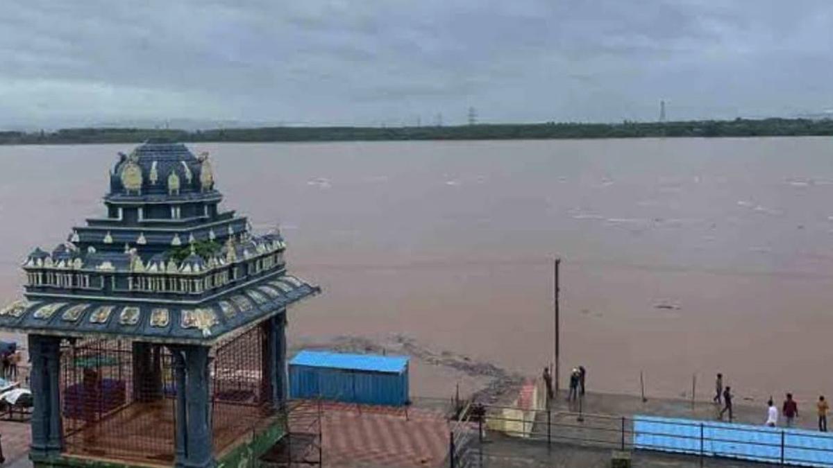 Floods: భద్రాద్రిలో పెరుగుతున్న గోదావరి ఉధృతి!