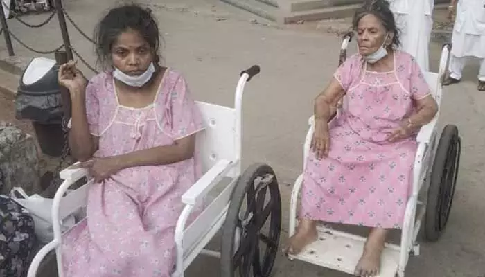 పాపం పావలా శ్యామల.. ఆస్పత్రిలో వీల్‌చైర్‌లో అనాథలా వదిలేశారు