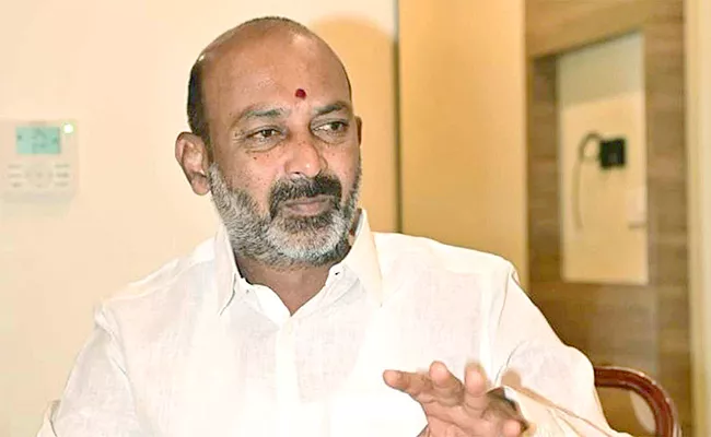 Bandi sanjay : బీజేపీ పవర్‌లోకి వస్తే.. వారికి బొట్టు తప్పనిసరి చేస్తాం : బండి సంజయ్