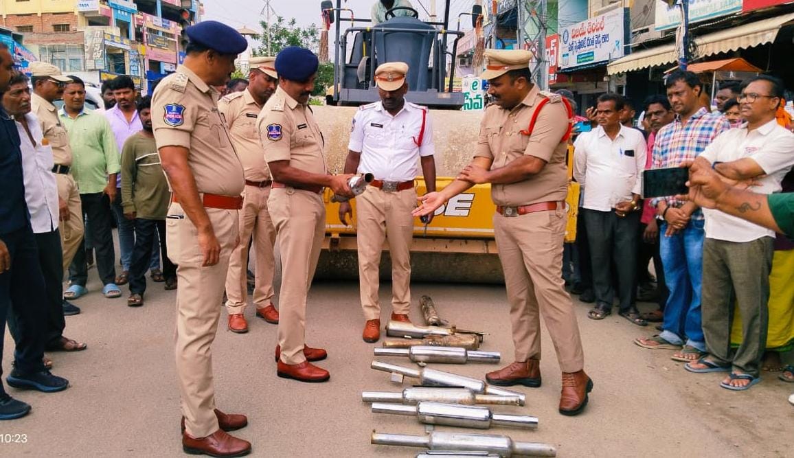 Kodad: బుల్లెట్ బైక్‌ల సైలెన్సర్లపై పోలీసుల ఉక్కుపాదం!.