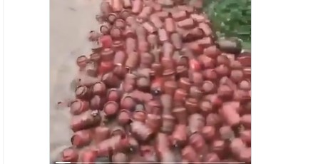 Viral :  కుండపోత వర్షం.. కొట్టుకొచ్చిన 3 వేల గ్యాస్ సిలిండర్లు!