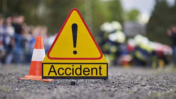 Accident: ట్రావెల్స్ బస్సు ఢీకొని నలుగురి దుర్మరణం!