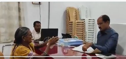 TG : భూమి ఇవ్వకపోతే  ట్రాక్టర్‌తో తొక్కిస్తా.. తల్లిదండ్రులకు బెదిరింపులు!