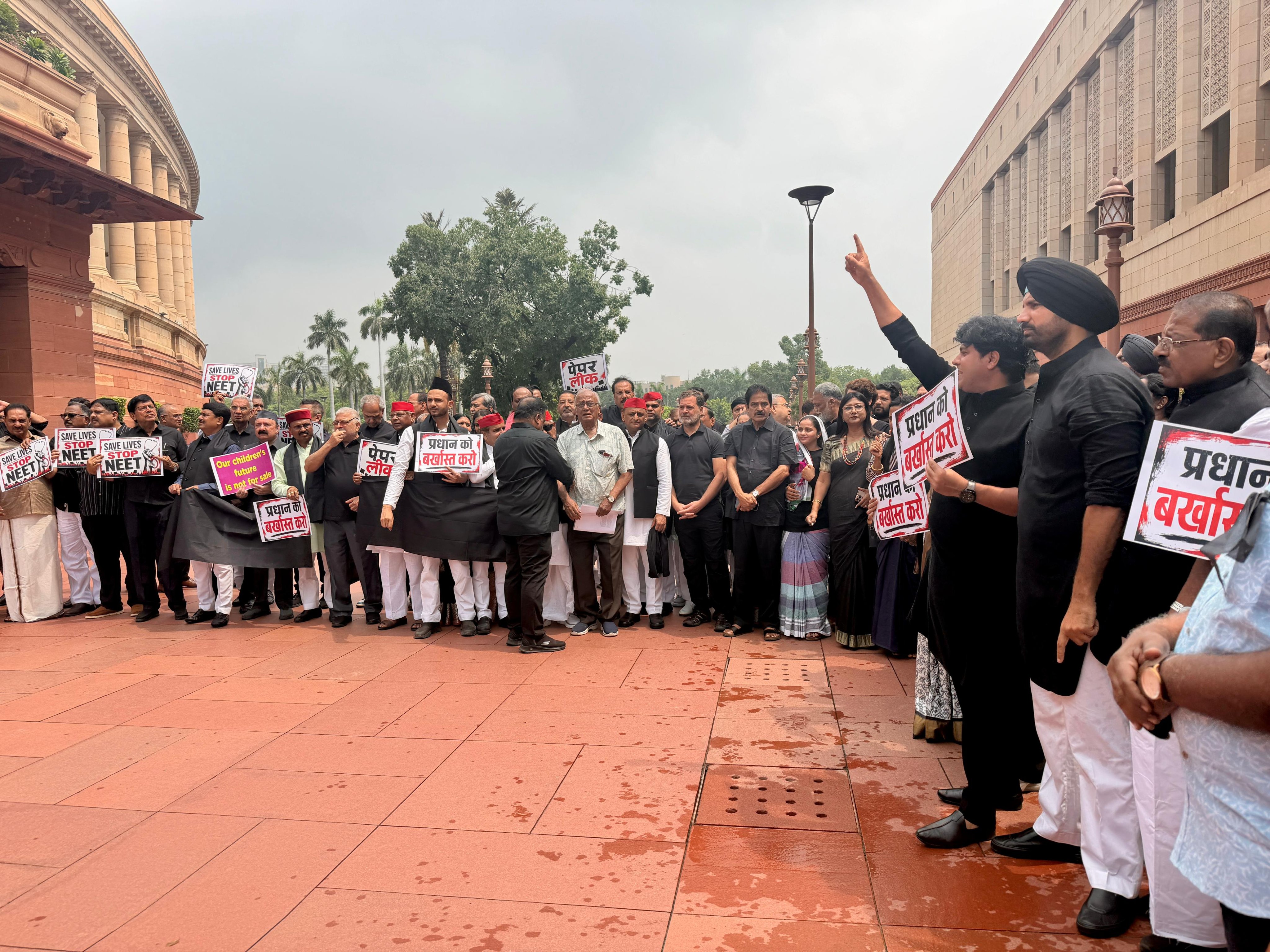 Parliament : నిరసనల పర్వం.. నల్ల దుస్తులతో పార్లమెంటుకు ప్రతిపక్ష ఎంపీలు