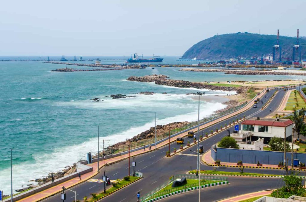 AP : విశాఖ బీచ్‌లో తెలంగాణ యువతి దారుణం.. అసలేమైంది?