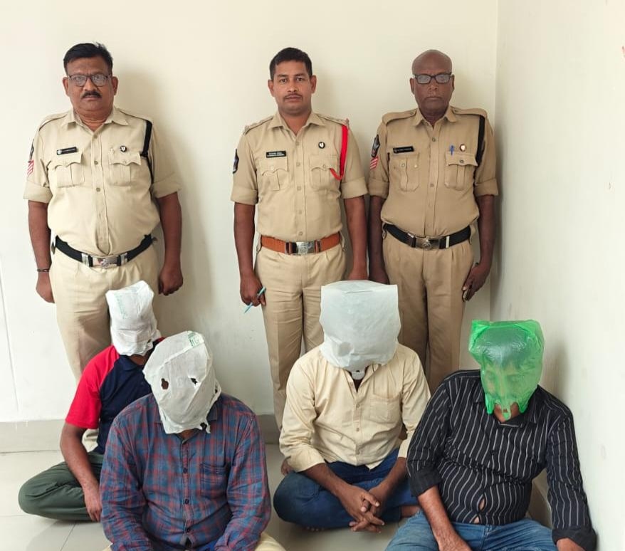తిరుమలలో నకిలీ ఆధార్‌ కార్డుల దందా!