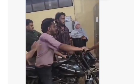ViraL : ఎమర్జెన్సీ వార్డులోకి దూసుకొచ్చిన బైక్‌.. చితకబాది!(వీడియో)