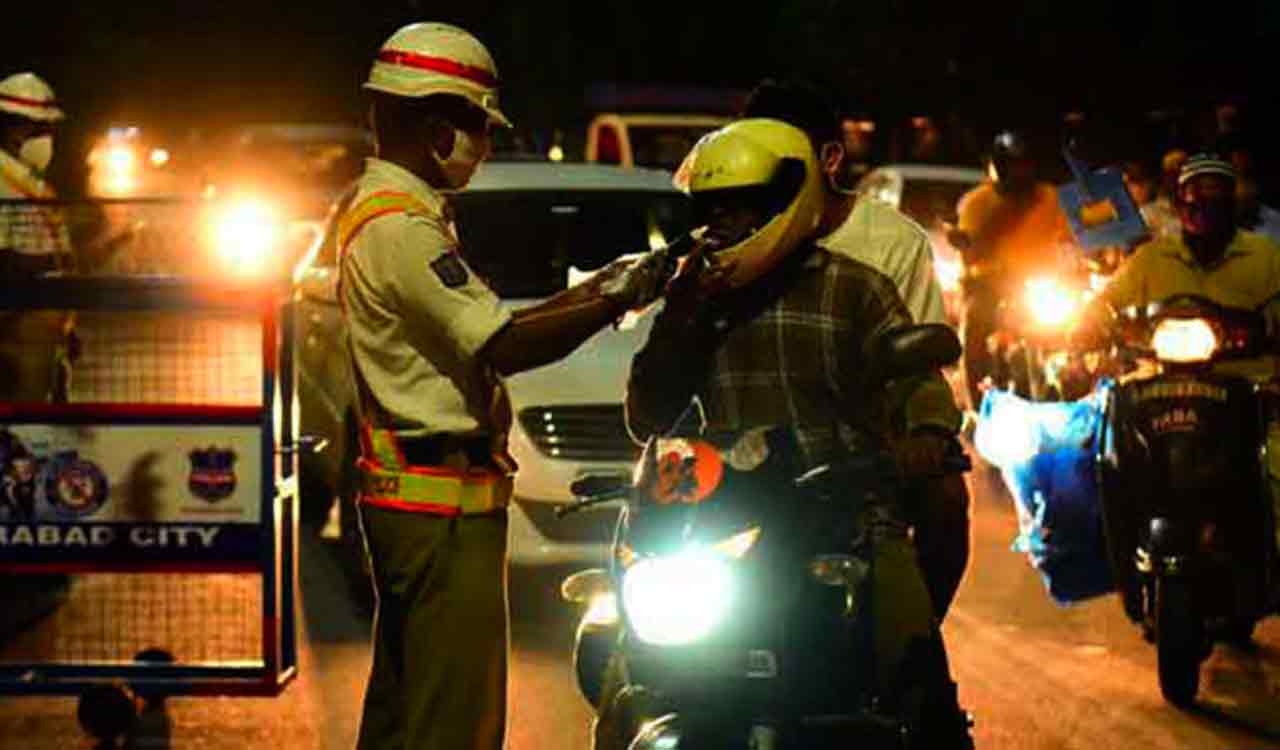 Karimnagar: ప్రభుత్వ ఉద్యోగుల లీలలు.. ట్రాఫిక్ విభాగంలో అక్రమాలు!..