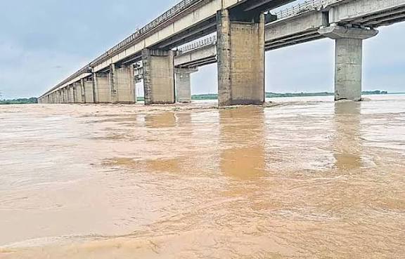 Rains : గోదావరి ఉగ్రరూపం.. నిండుకుండలా ప్రాజెక్టులు