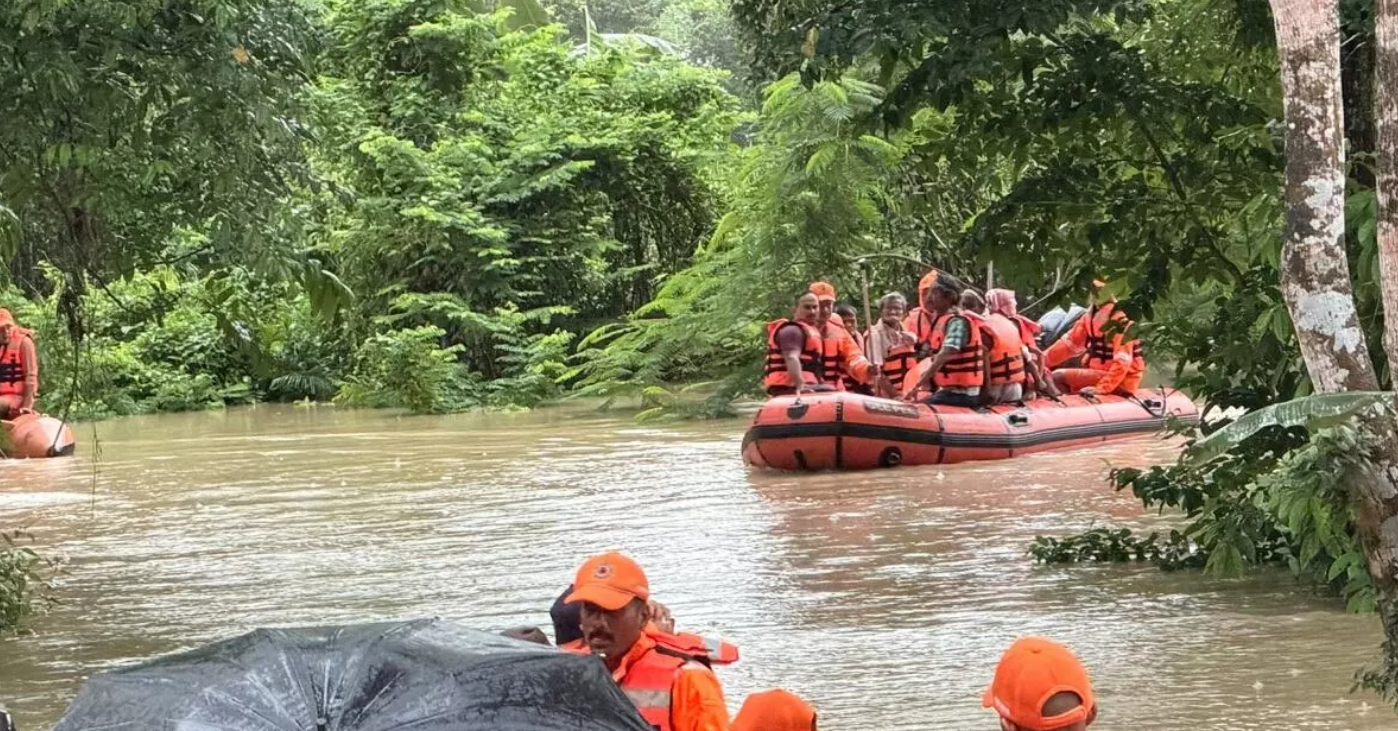 Massive floods: అస్సాంలో ఎడతెరిపి లేని వర్షాలు.. వరదలతో 10 మంది మృతి