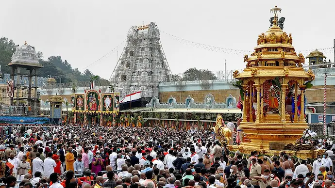 తిరుమలలో పోటెత్తిన భక్తులు.. శ్రీవారి దర్శనానికి 30 గంటల సమయం!