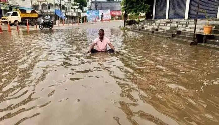 Kamareddy: కామారెడ్డిలో వర్షం బీభత్సం.. కౌన్సిలర్ వినూత్న నిరసన!..