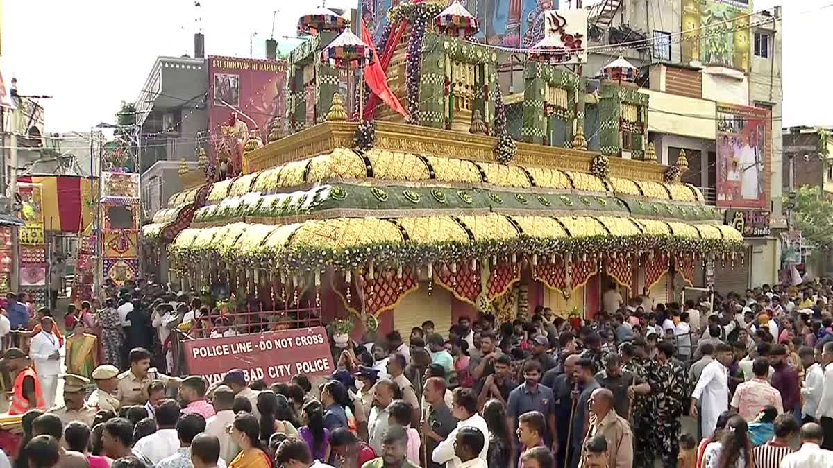 లాల్దర్వాజా బోనాల జాతర.. పోటెత్తిన భక్తజనం.. స్టార్ హీరో సందడి!