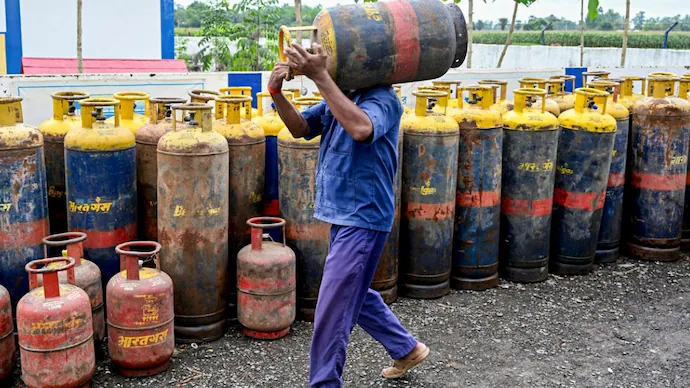 Commercial LPG cylinder: గ్యాస్ ధరలపై కేంద్రం కీలక నిర్ణయం.. వాణిజ్య సిలిండర్ ధరలో మార్పులు!..