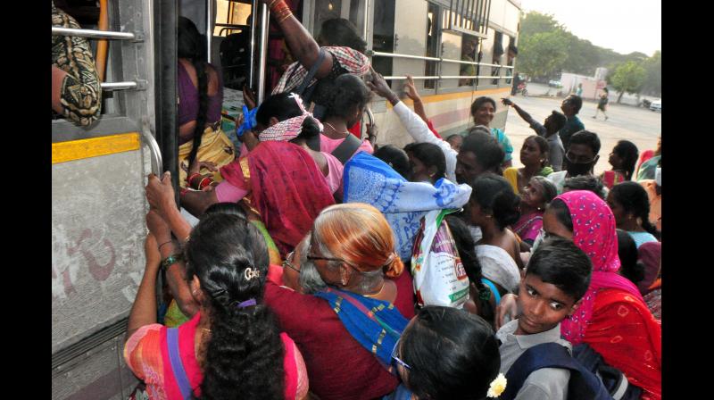 Telangana: ఆర్డినరీ బస్సుకు ఎక్స్‌ప్రెస్ ఛార్జీలు.. మహాలక్ష్మి పథకంతో మగాళ్ల జేబులకు చిల్లులు!..