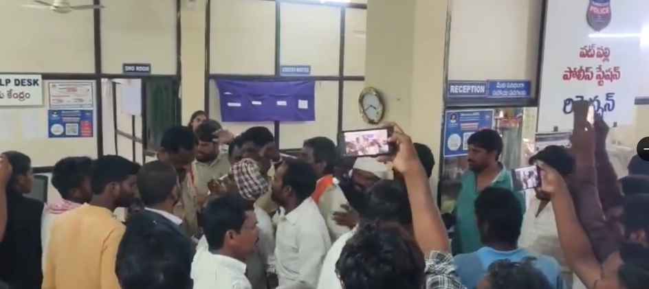 Vatpalli Police Station: సంగారెడ్డి వట్పల్లి పోలీస్ స్టేషన్పై దాడి.. తీవ్ర ఉద్రిక్తత